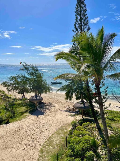 Summer Beachfront Apartment Belle Mare Exterior photo