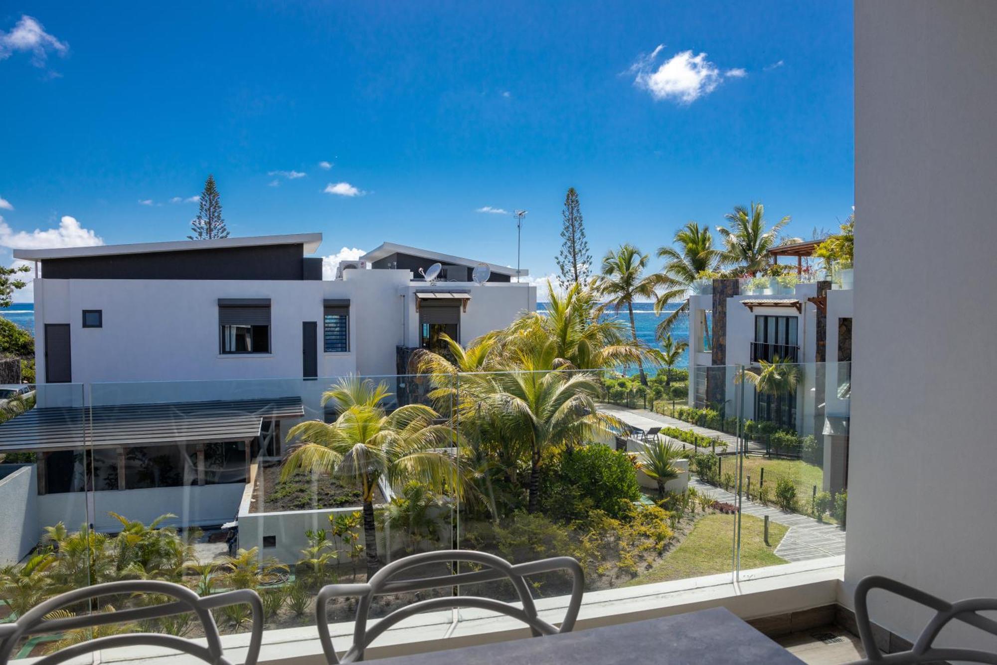 Summer Beachfront Apartment Belle Mare Exterior photo