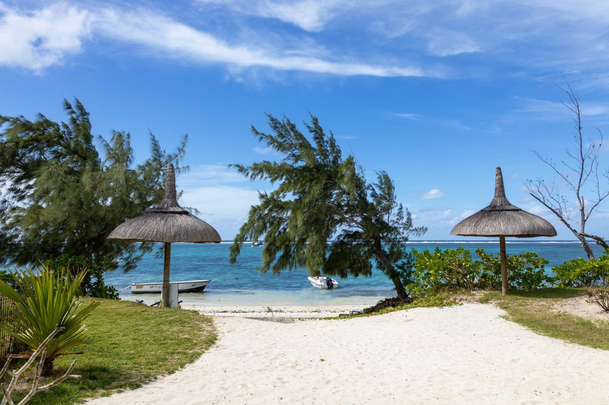 Summer Beachfront Apartment Belle Mare Exterior photo