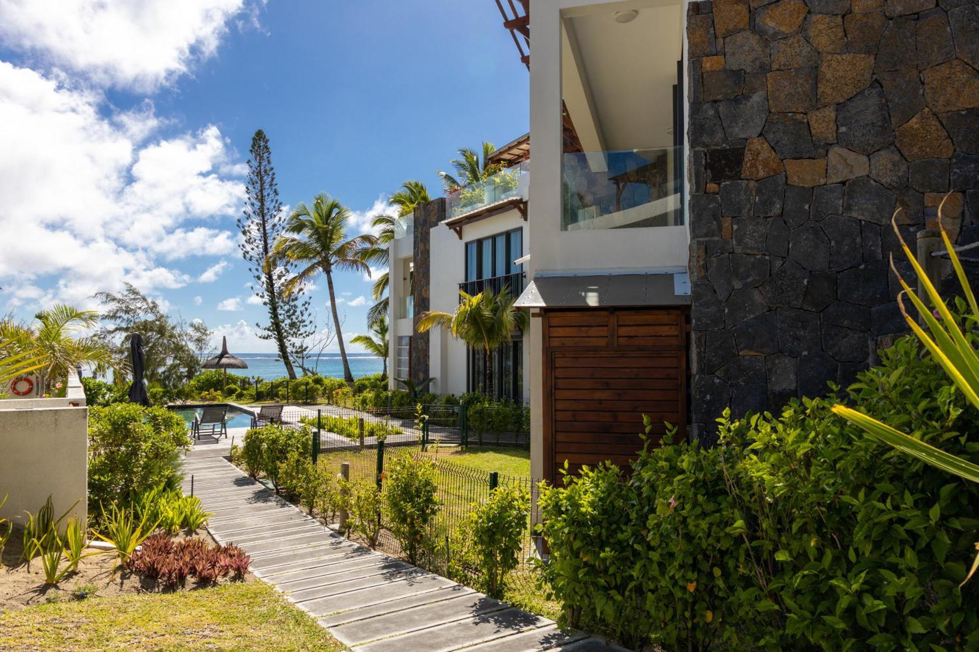 Summer Beachfront Apartment Belle Mare Exterior photo